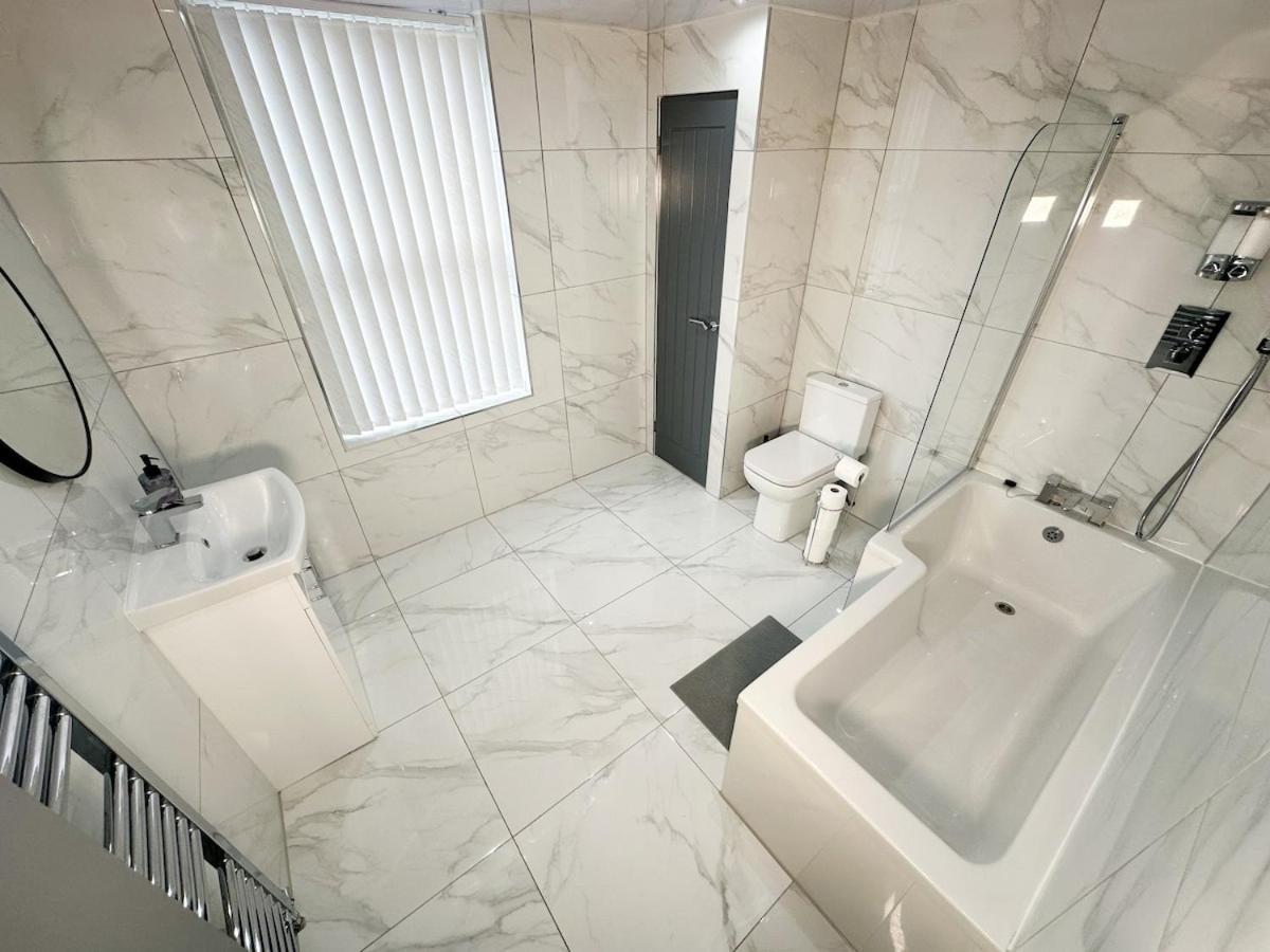 Contractors Dream, 4 Bedroom 2 Bathroom Liverpool Kültér fotó