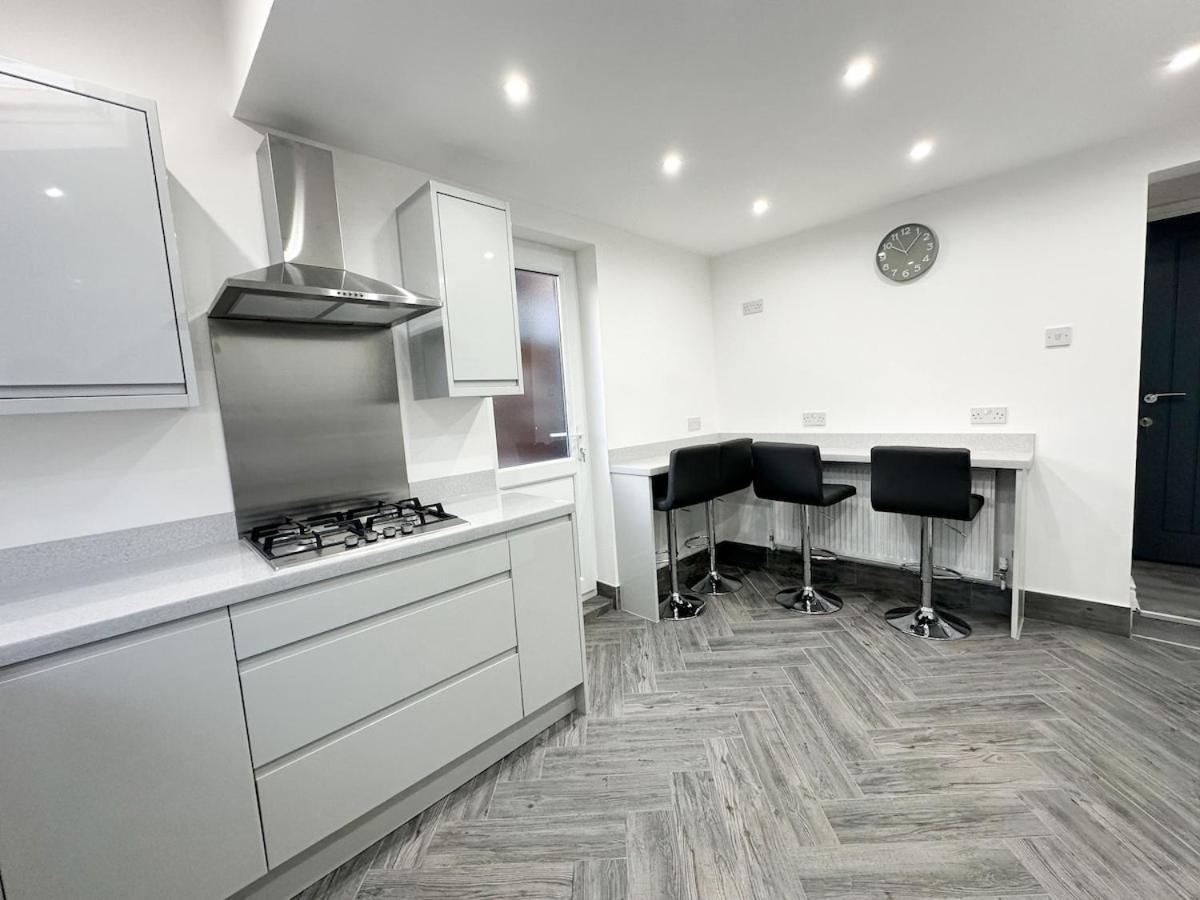 Contractors Dream, 4 Bedroom 2 Bathroom Liverpool Kültér fotó